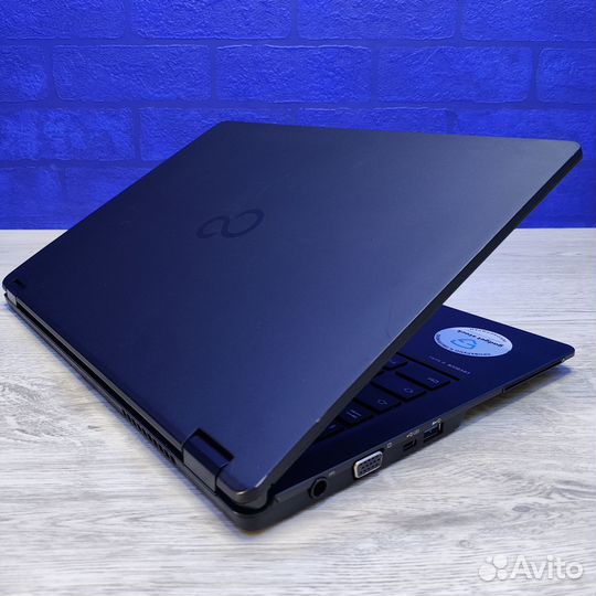 Ультрабук Fujitsu LifeBook U747
