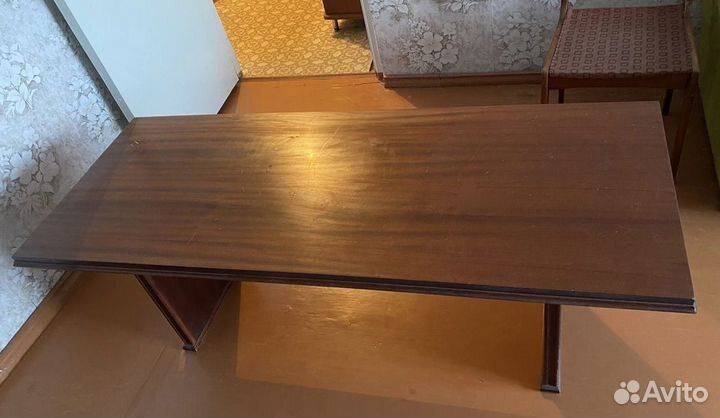 Стол и тумбочка