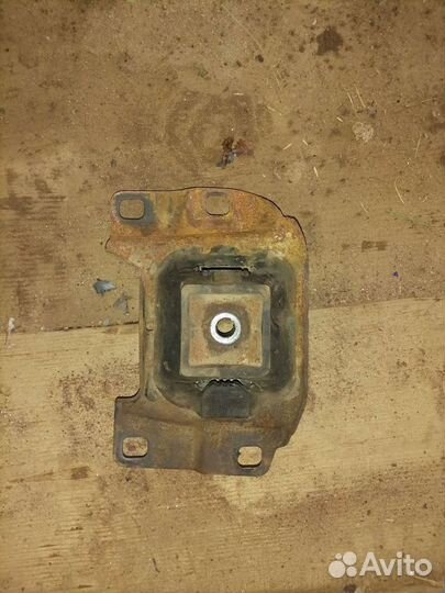 Опора двигателя мазда 3 левая