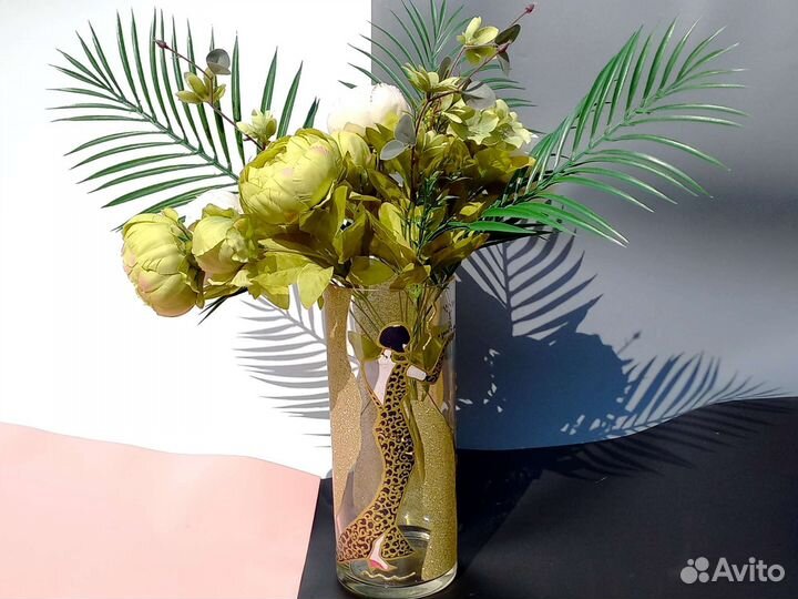 Ваза для цветов интерьерная с женщиной в перчатках