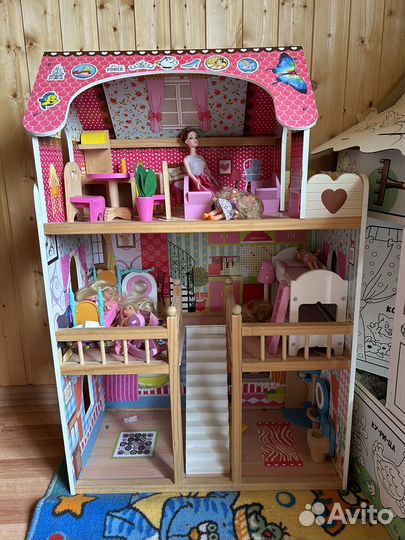 Деревянный кукольный домик с мебелью