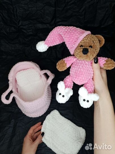 Мишка в люльке. Вязаная игрушка