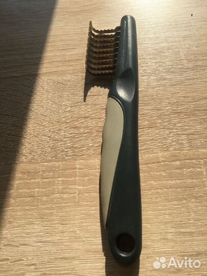 Разные расчески и пуходерки для животных