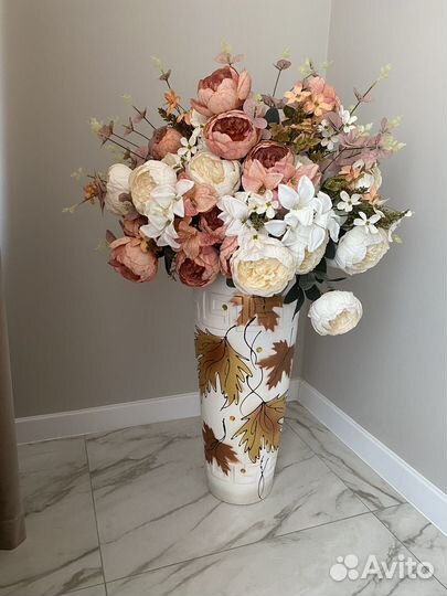 Ваза напольная с искуственными цветами