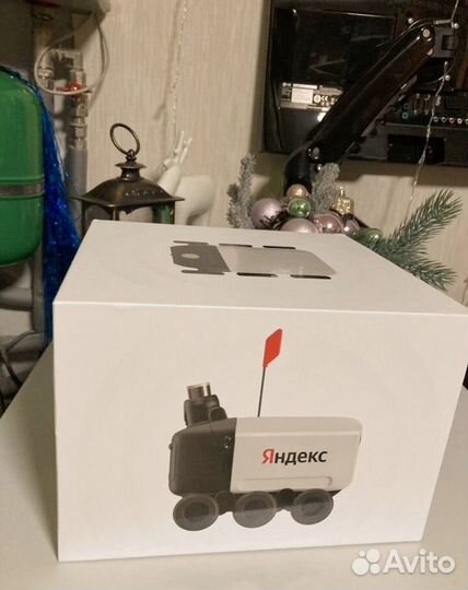 Инерционная игрушка Яндекс «Робот-доставщик»