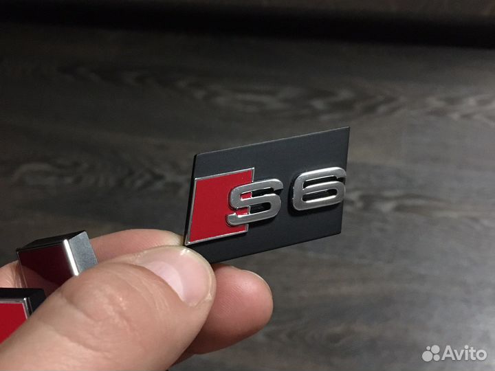 Шильдик решётки радиатора Audi S6/S8