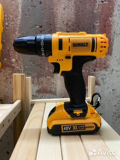 Шуруповерт Dewalt с набором