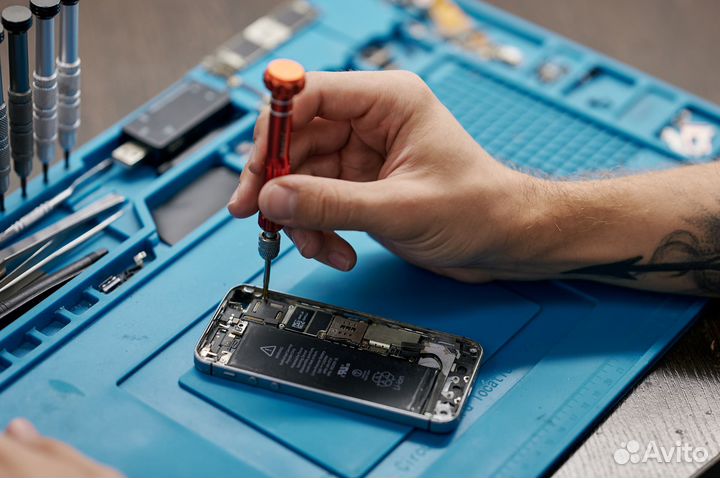 Замена аккумулятора телефона