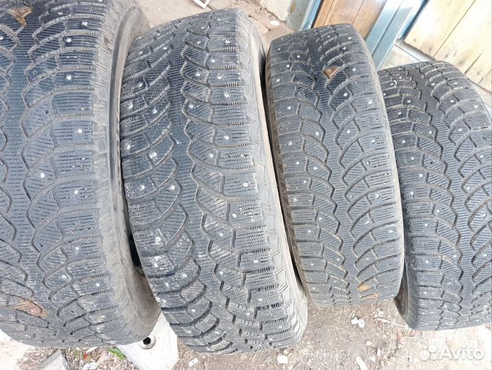 Bridgestone Blizzak Spike-01 215/65 R16
