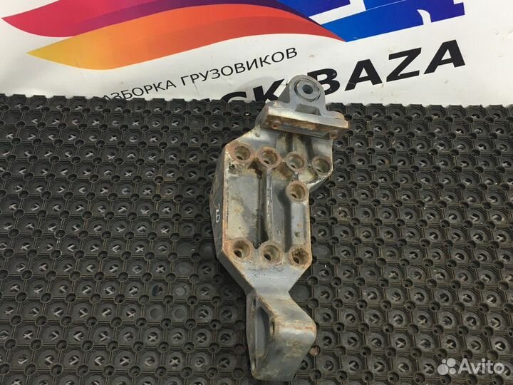 20467742 Кронштейн передней рессоры левый