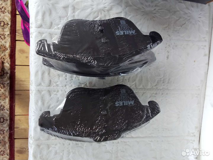 Передние новые тормозные накладки на форд