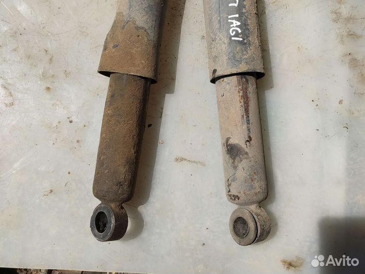 Задняя стойка амортизатора Рено лагуна 1