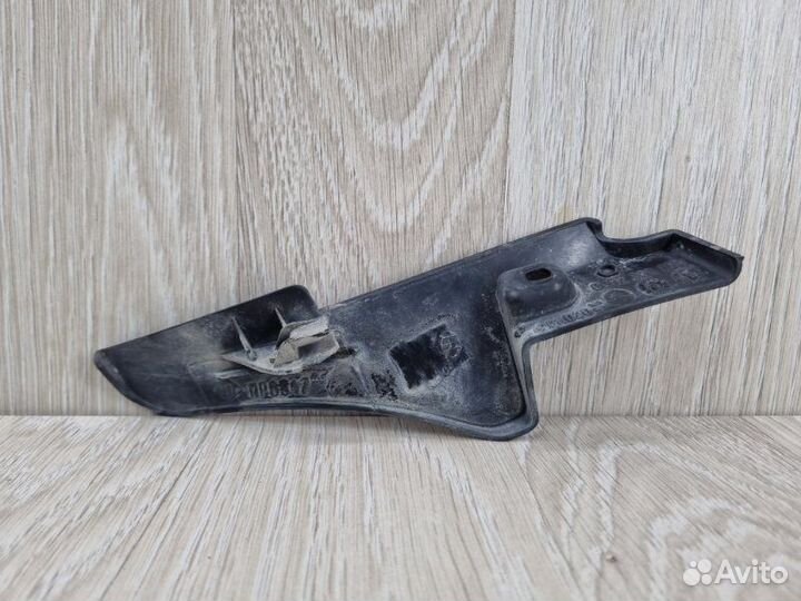 Уголок жабо правый Nissan Terrano D10