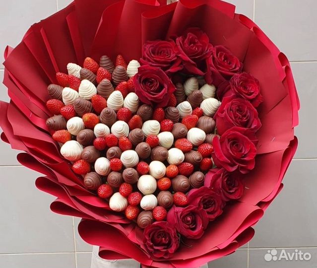 Клубника в шоколаде с цветами букеты Грозный