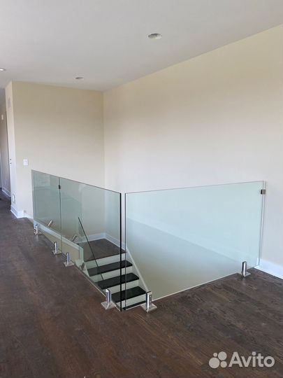 Стеклянное ограждение для лестницы