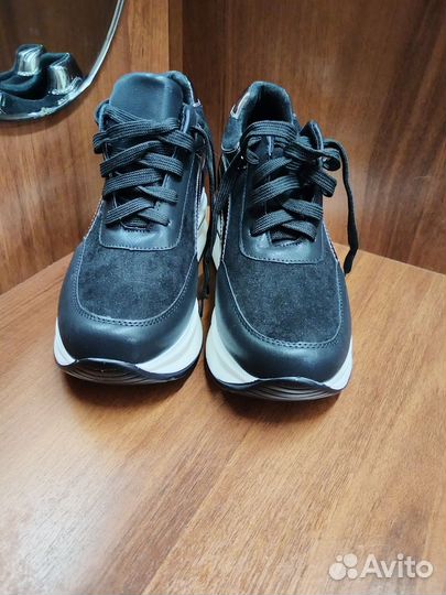 Кроссовки женские