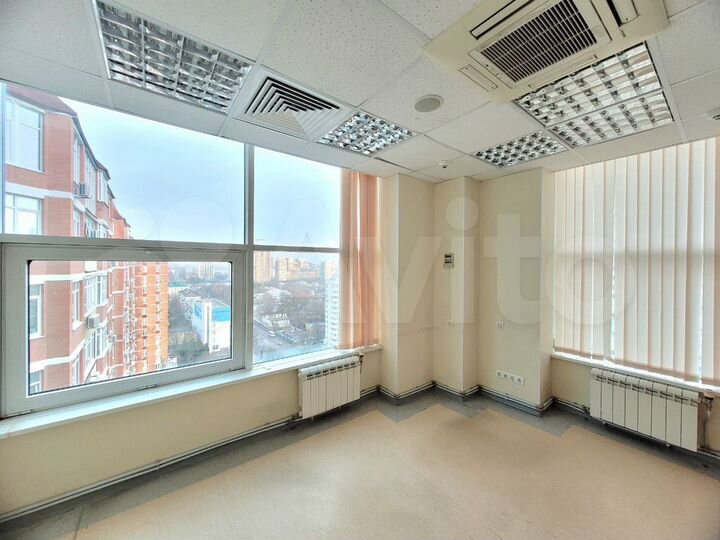 Видовой офис в БЦ, 445 м², кабинетная система