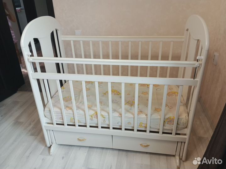 Детская кроватка с маятником и ящиком