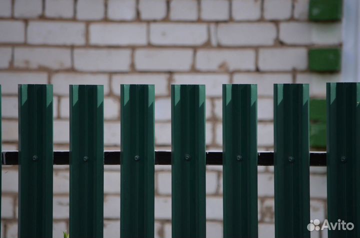 Забор из евроштакетника на заказ