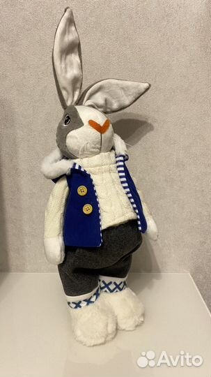 Большой плюшевый заяц