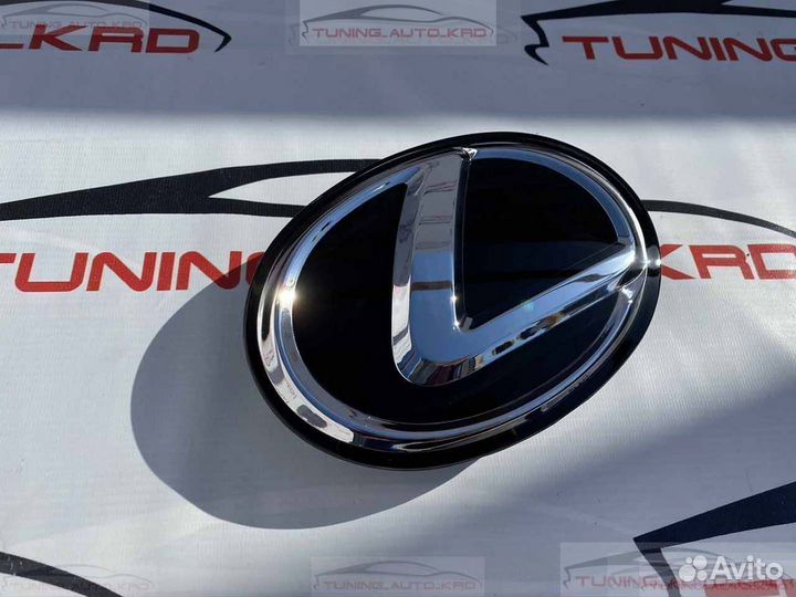 Эмблемма в решетку радиатора Lexus LX 570 X2238