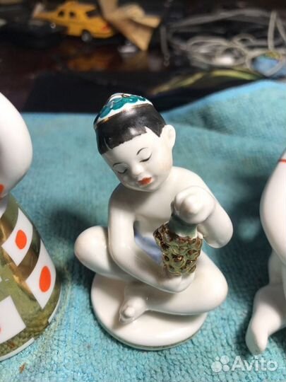 Фарфоровая статуэтка мальчик с виноградом