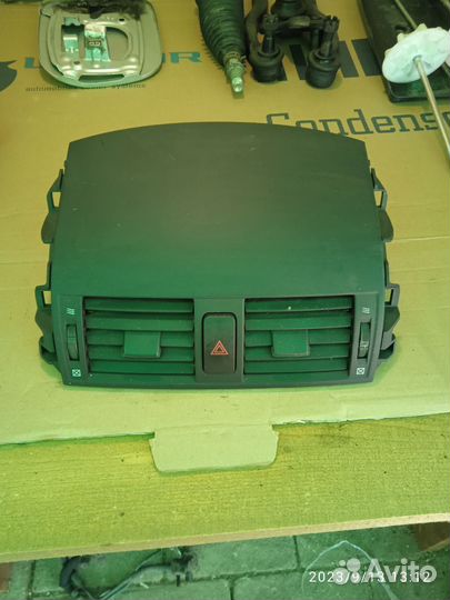 Верхняя накладка панели Тойота 150