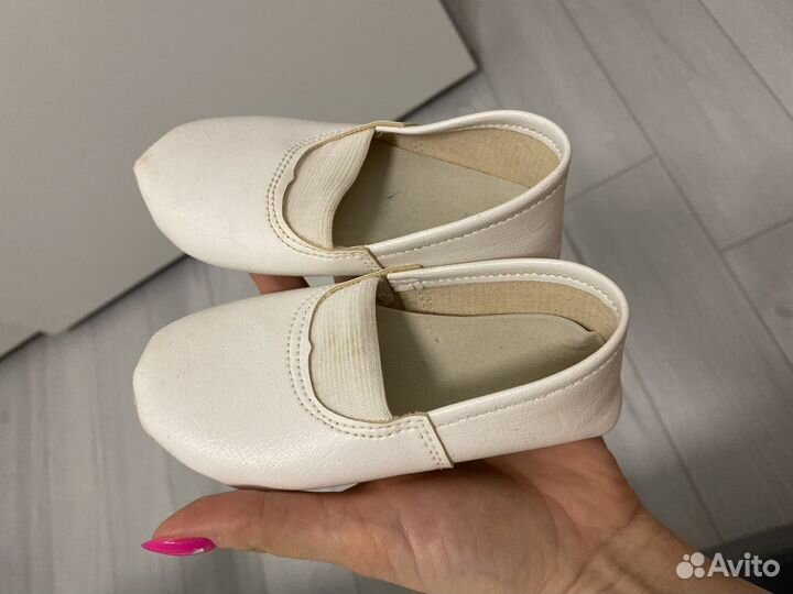 Гимнастический купальник, чешки и балетки