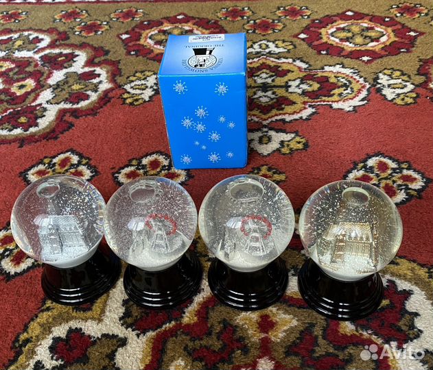 Новогодний стеклянный шар со снегом