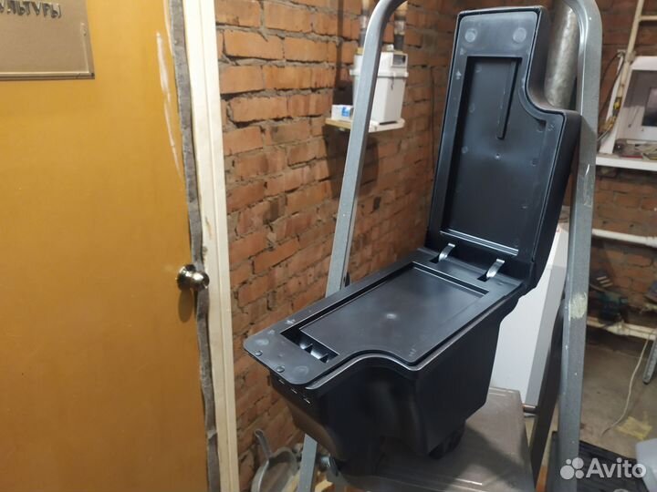 Подлокотник на Mazda