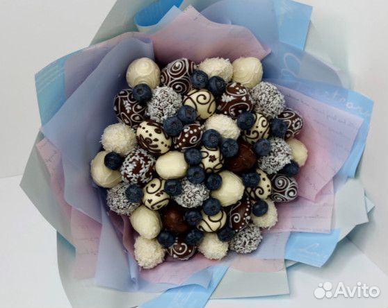 Клубничный в белом и тёмном шоколаде с голубикой а