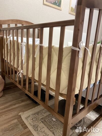 Детская кроватка с маятником
