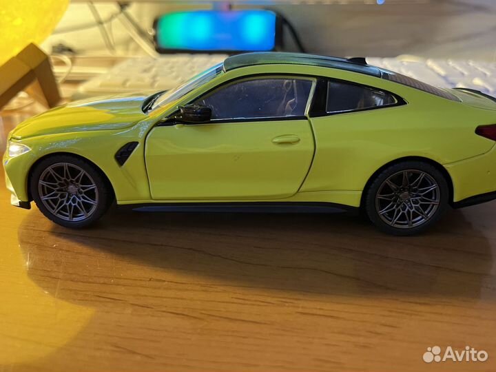 Металлическая модель автомобиля BMW M4 G82 1:23