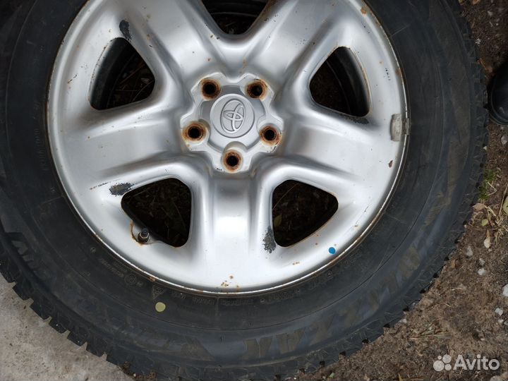 Bridgestone Blizzak Spike-02 SUV 225/65 R17