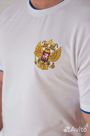 Белая футболка с гербом России