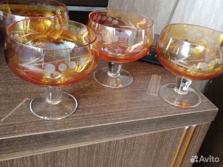 Вазы, креманки, ложки, ножи вилки, тарелки