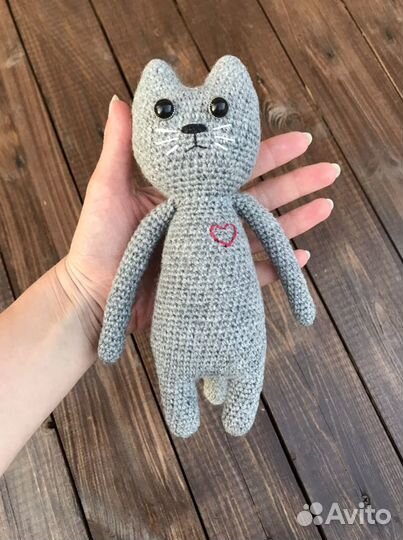 Кот вязаный с сердечком