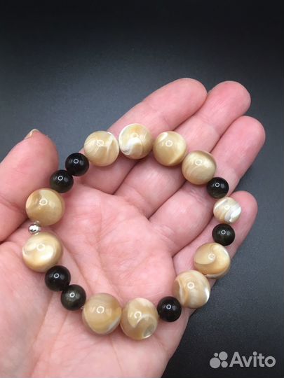 Браслет с карамельным перламутром и обсидианом