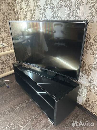 Телевизор, тумбочка и приставка к телевизору