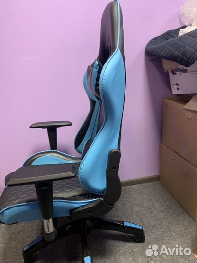 Игровое кресло голубого цвета