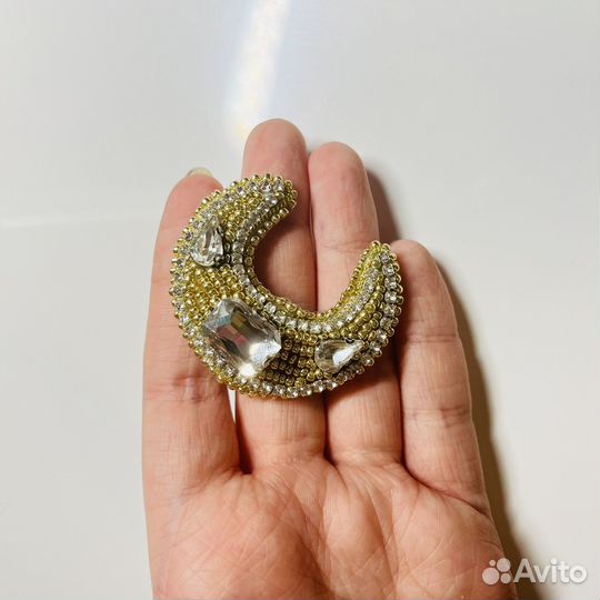 Брошь ручной работы «Полумесяц»