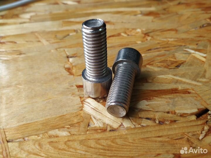 Болты для крепления мотор-колеса на электроскутер