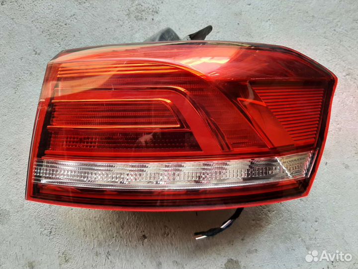Фонарь задний правый универсал Passat B8