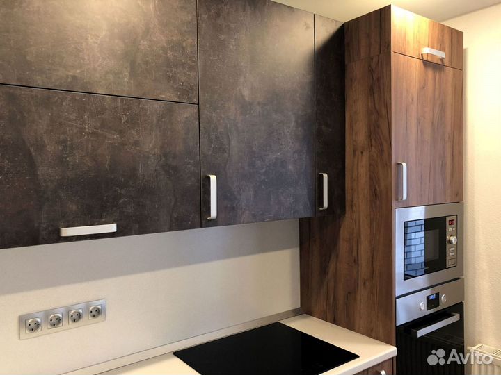 Уютный кухонный гарнитур в современном стиле