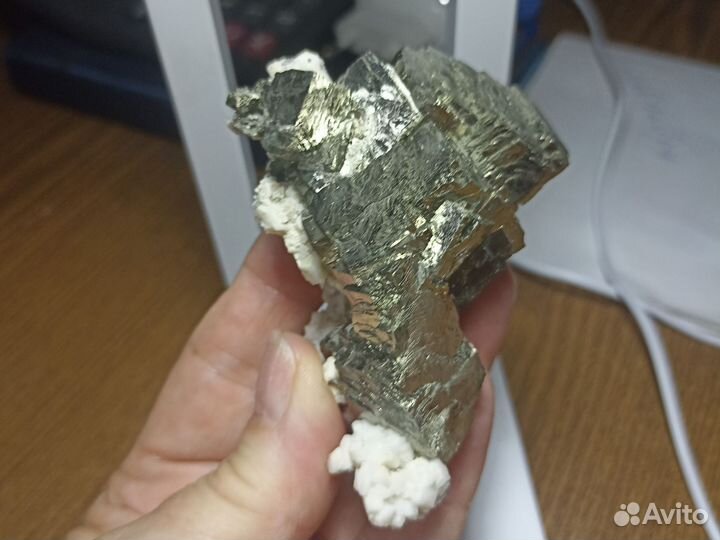 Пирит на кальците