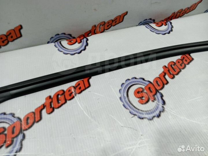 Уплотнитель стекла задний левый Toyota Harrier