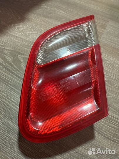 Фонарь крышки багажника правый Mercedes W208