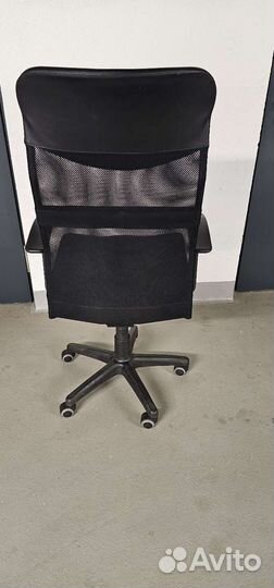 Офисное кресло на колесиках