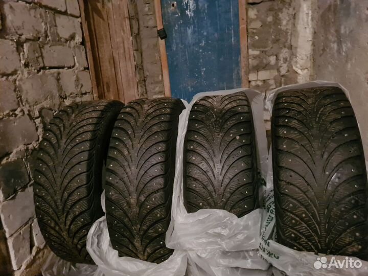 Sava Eskimo Stud 215/65 R16