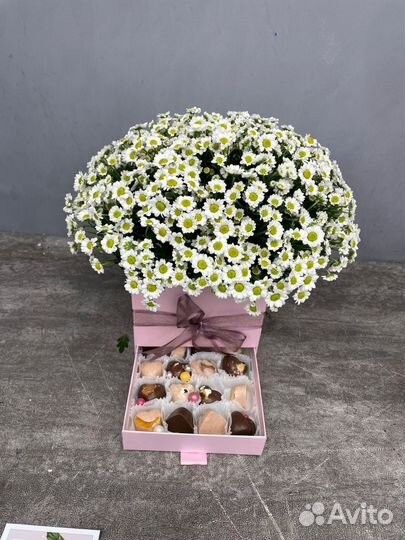 Букет Композиция из хризантем с конфетам